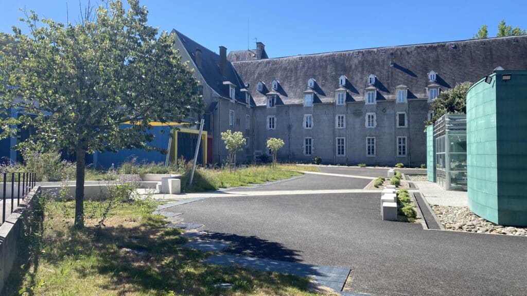 Ouvrir la photo de la Renaturation de la cour des sciences du Lycée Louis Barthou en grand